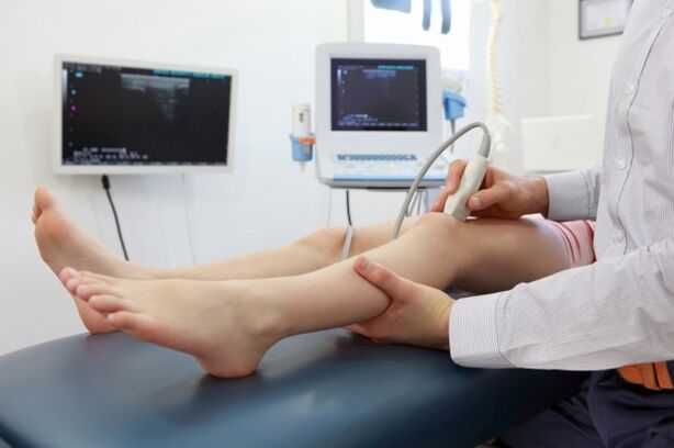 examination of the legs before surgery for varicose veins
